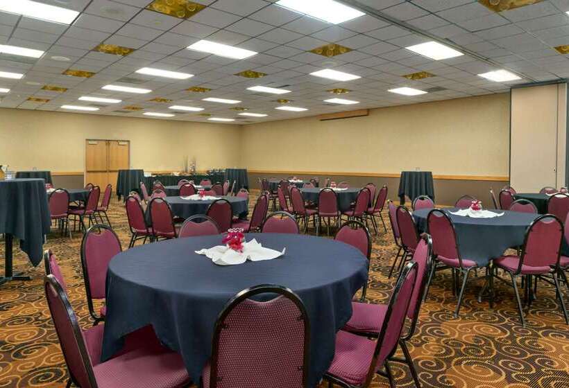 فندق Ramada By Wyndham Bismarck