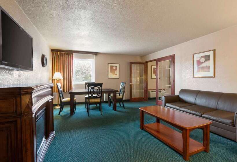 فندق Ramada By Wyndham Bismarck