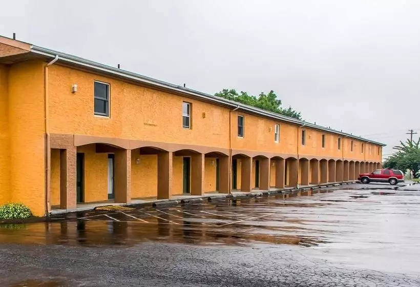 هتل Rodeway Inn Amish Country