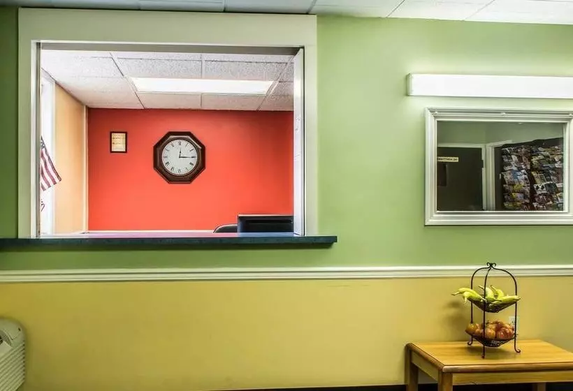 هتل Rodeway Inn Amish Country