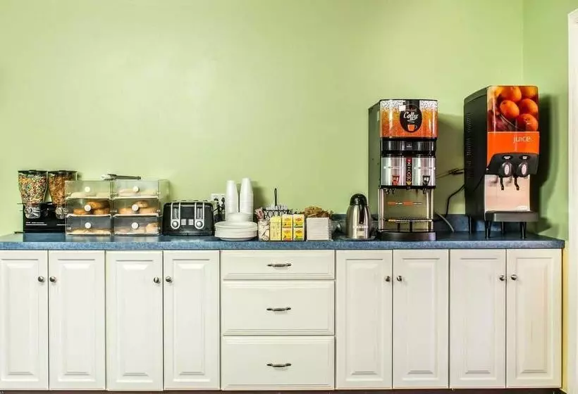 هتل Rodeway Inn Amish Country