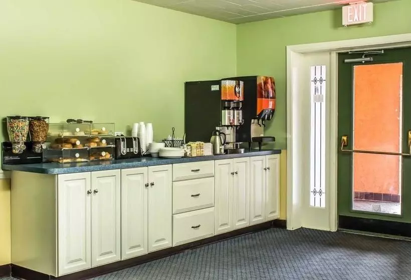 هتل Rodeway Inn Amish Country