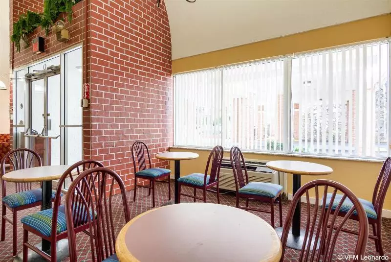 Отель Rodeway Inn Emporia Inn