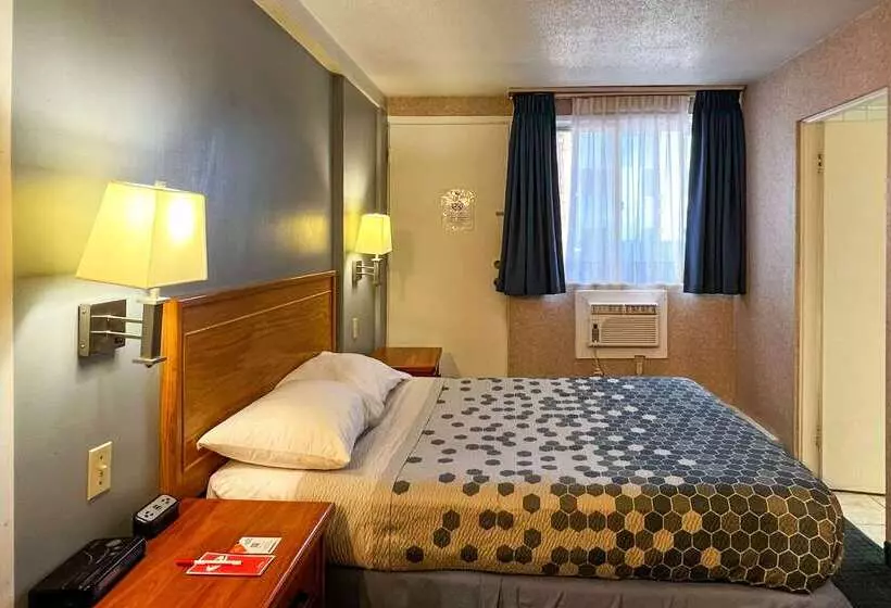 Econo Lodge Motel Village