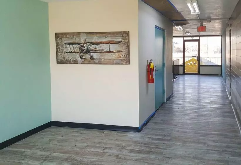 Отель Econo Lodge Oak Grove Blue Springs