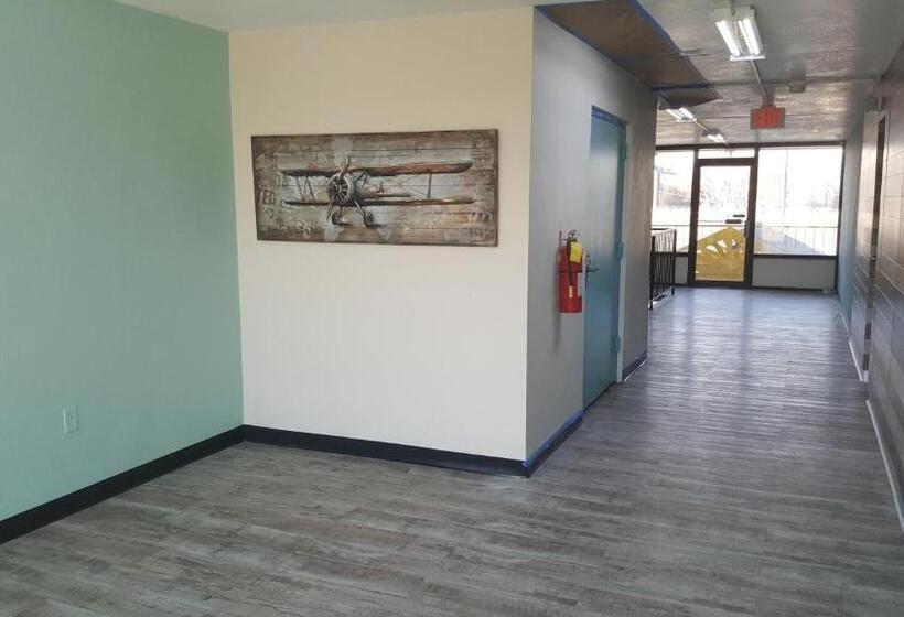 Отель Econo Lodge Oak Grove Blue Springs