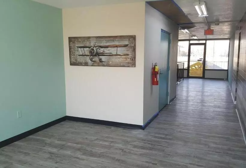 Отель Econo Lodge Oak Grove Blue Springs