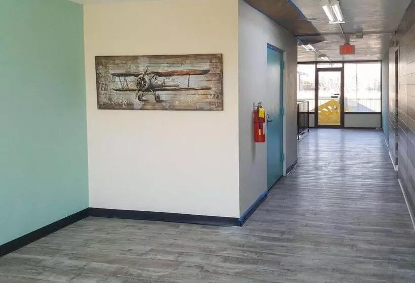 Отель Econo Lodge Oak Grove Blue Springs