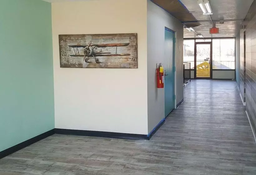 Отель Econo Lodge Oak Grove Blue Springs