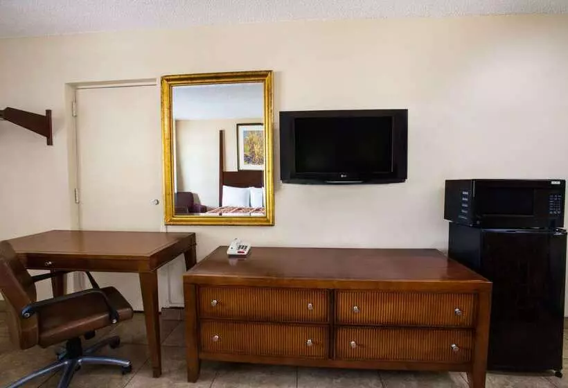 בית מלון כפרי Knights Inn Orlando