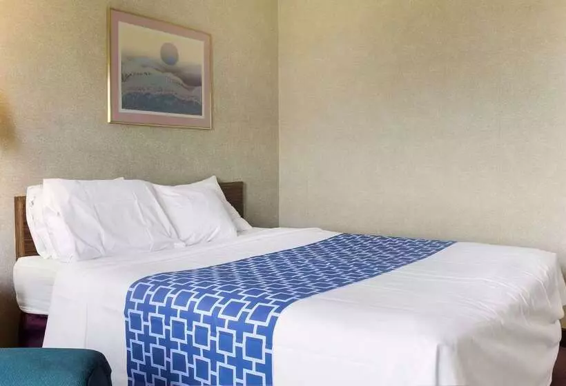 בית מלון כפרי Rodeway Inn