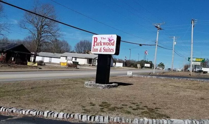 בית מלון כפרי The Parkwood Inn & Suites