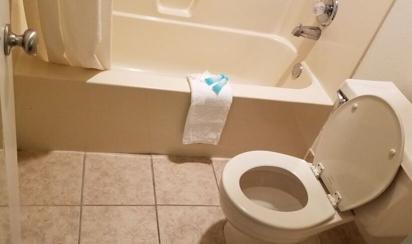 فندق The Parkwood Inn & Suites