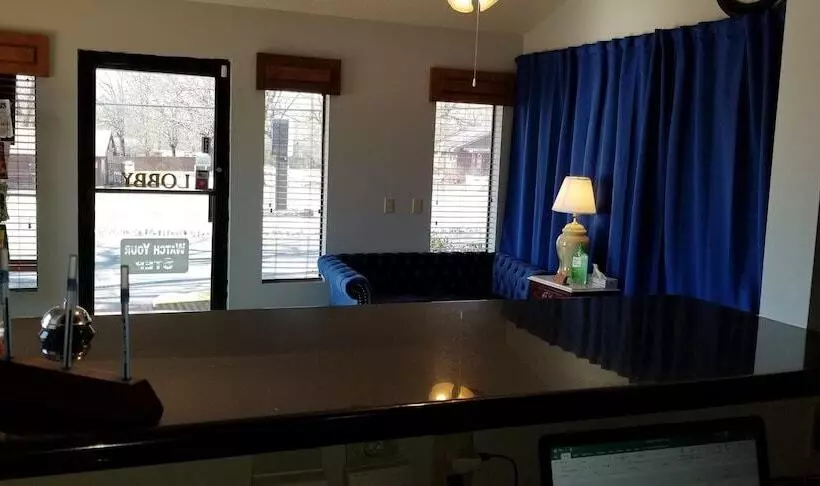 בית מלון כפרי The Parkwood Inn & Suites