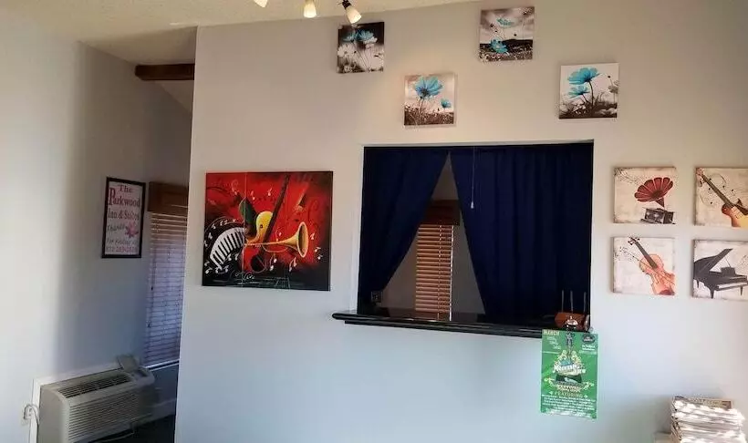 בית מלון כפרי The Parkwood Inn & Suites