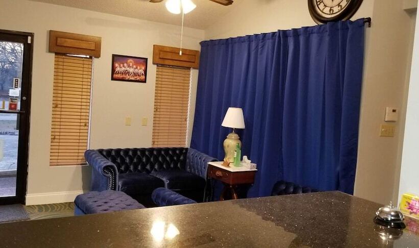 فندق The Parkwood Inn & Suites