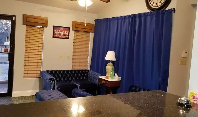 בית מלון כפרי The Parkwood Inn & Suites