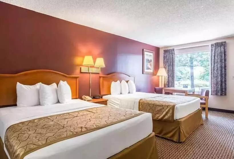 בית מלון כפרי The Parkwood Inn & Suites