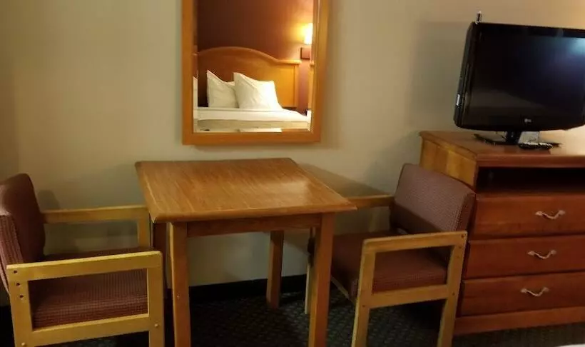 בית מלון כפרי The Parkwood Inn & Suites