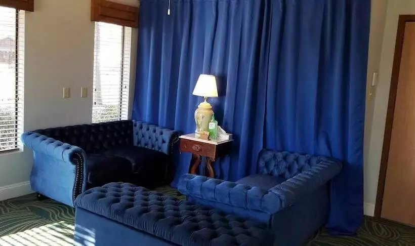 בית מלון כפרי The Parkwood Inn & Suites