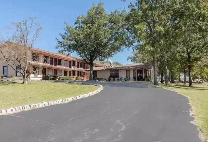 בית מלון כפרי The Parkwood Inn & Suites