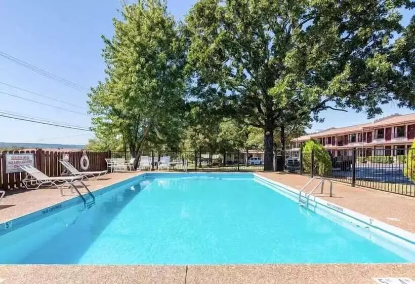 בית מלון כפרי The Parkwood Inn & Suites