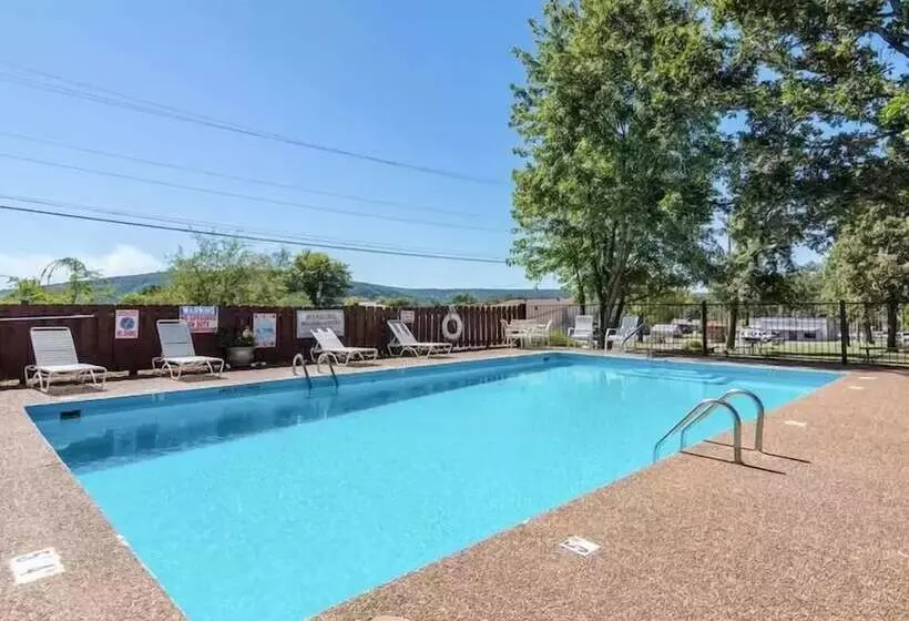 בית מלון כפרי The Parkwood Inn & Suites