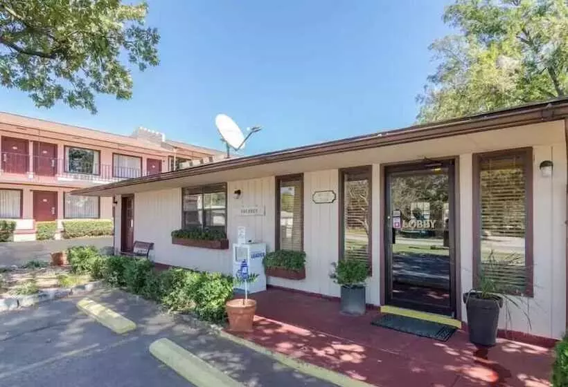 בית מלון כפרי The Parkwood Inn & Suites