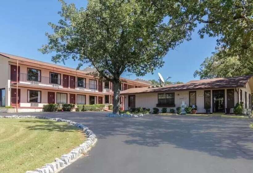 فندق The Parkwood Inn & Suites