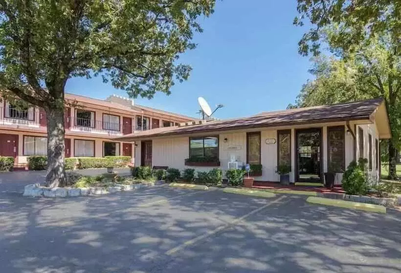 בית מלון כפרי The Parkwood Inn & Suites