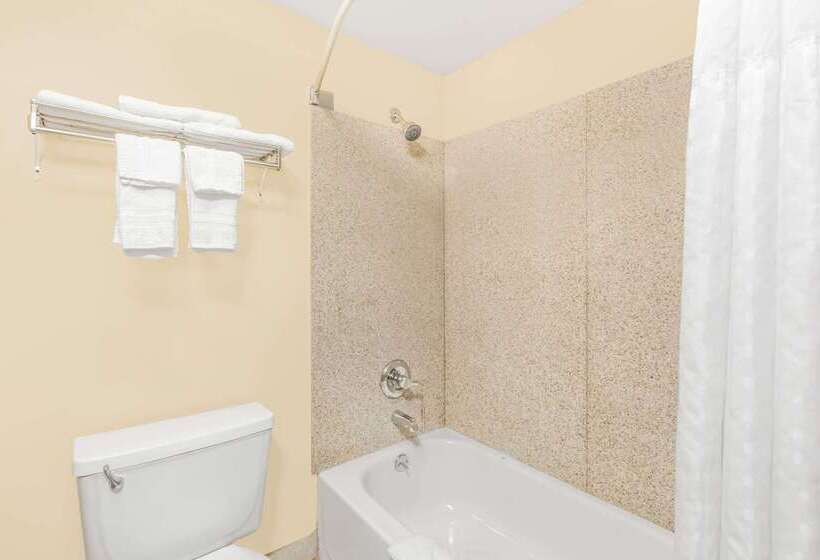 فندق على الطريق Super 8 By Wyndham Wichita Airport West Kellogg