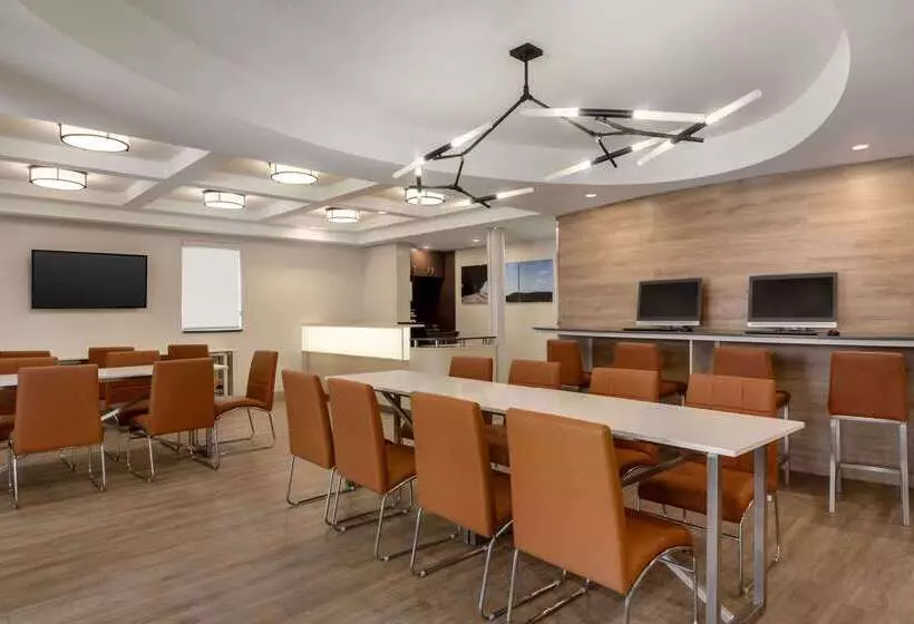 酒店 Days Inn By Wyndham Toronto West Mississauga