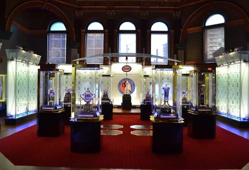 هتل Holiday Inn Express Toronto Downtown, An Ihg