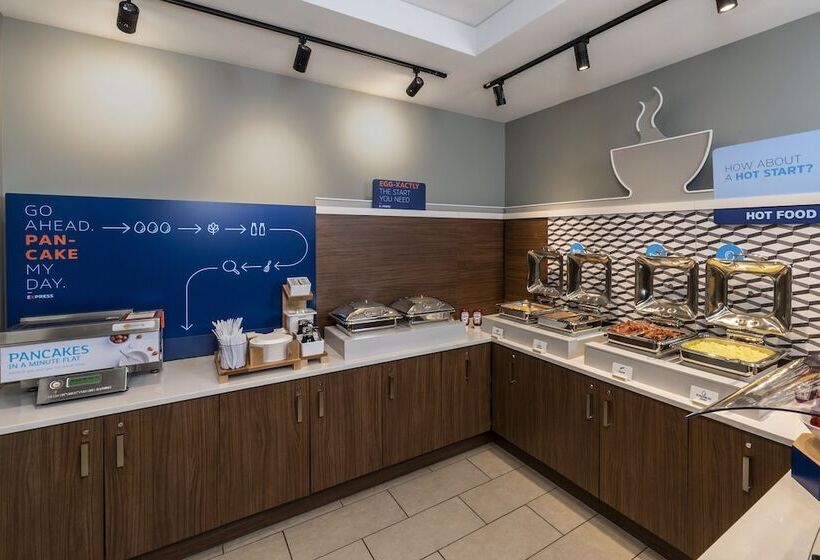 Hotel Holiday Inn Express Toronto Downtown, An Ihg