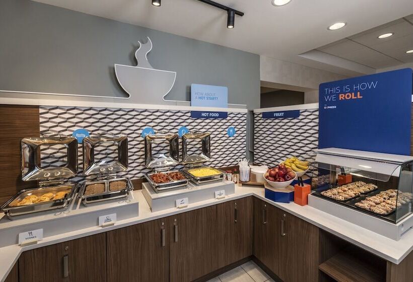 Hotel Holiday Inn Express Toronto Downtown, An Ihg