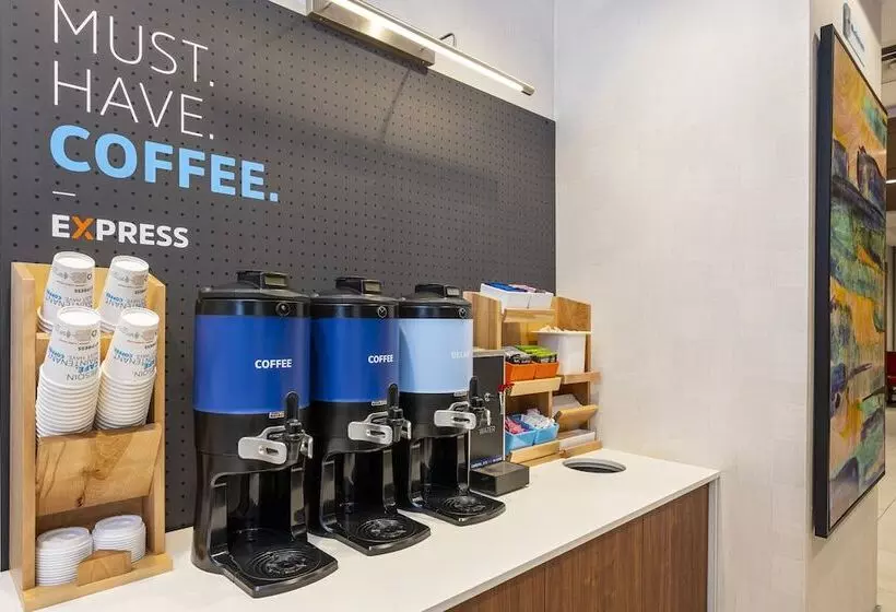 هتل Holiday Inn Express Toronto Downtown, An Ihg