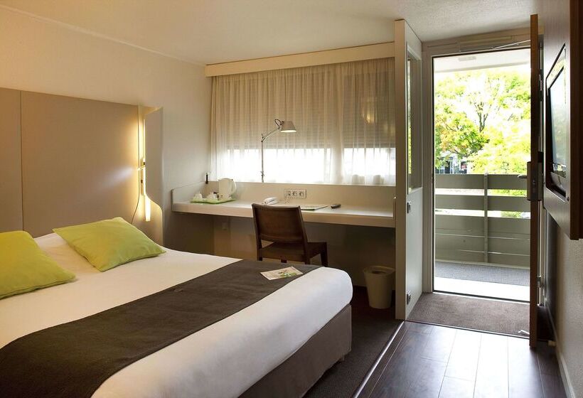 هتل Campanile Saint Germain En Laye