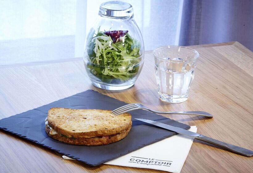 هتل Campanile Saint Germain En Laye