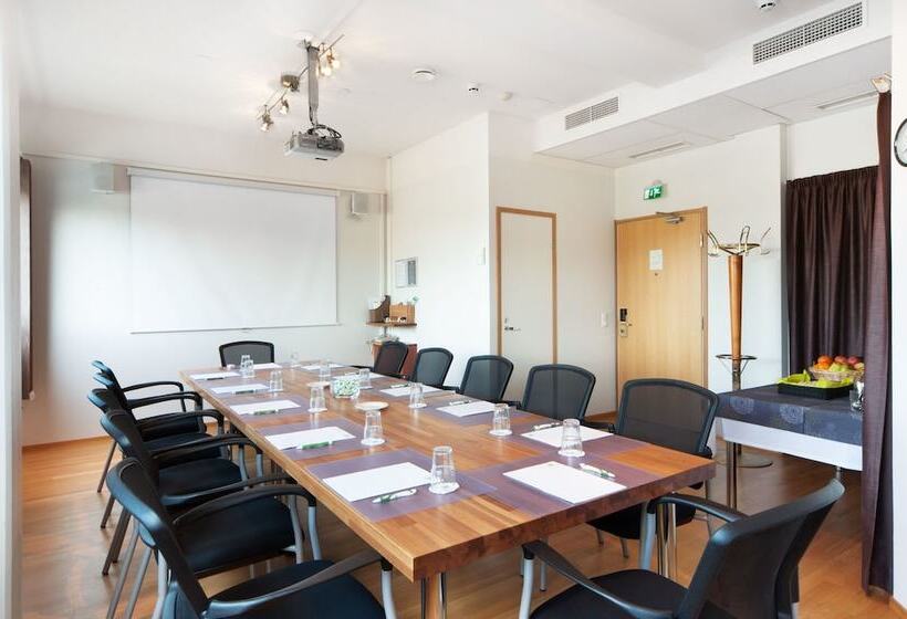 هتل Holiday Inn Helsinki Vantaa Airport, An Ihg