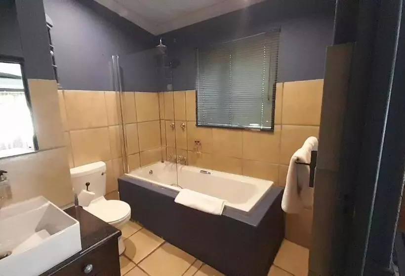 Shangri La Country Hotel & Spa