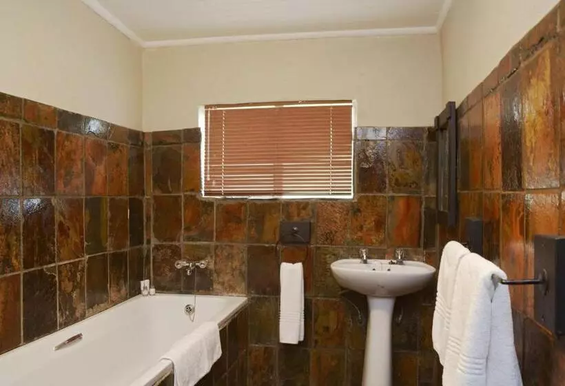 Shangri La Country Hotel & Spa