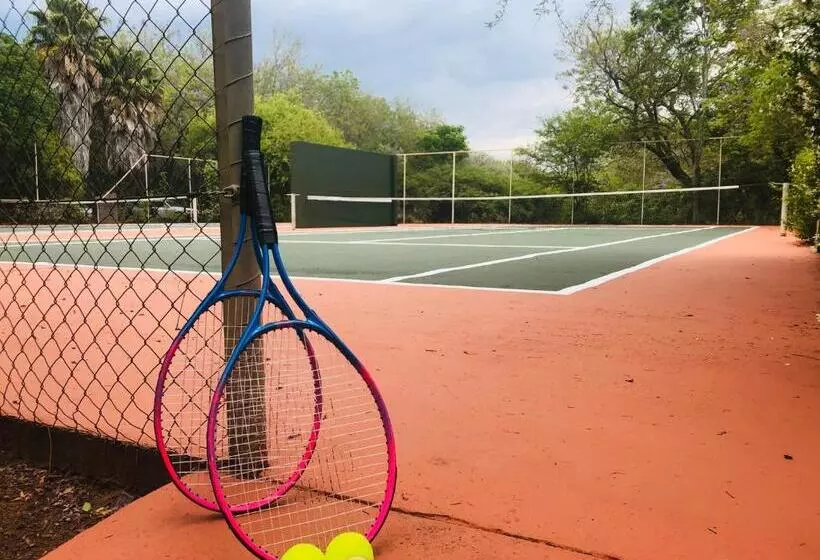 Shangri La Country Hotel & Spa