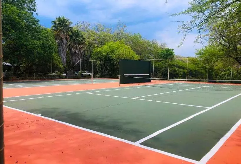 Shangri La Country Hotel & Spa