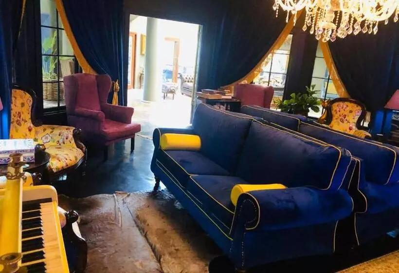 Shangri La Country Hotel & Spa