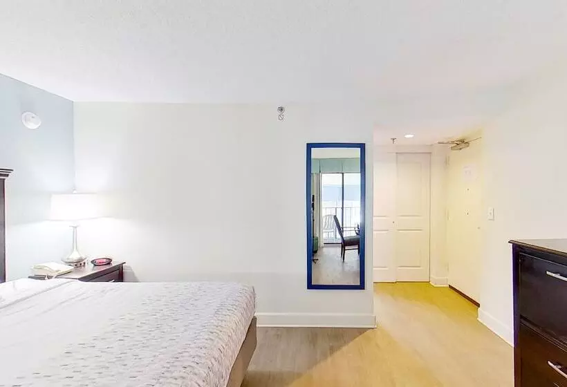 Отель Carolinian Beach Resort