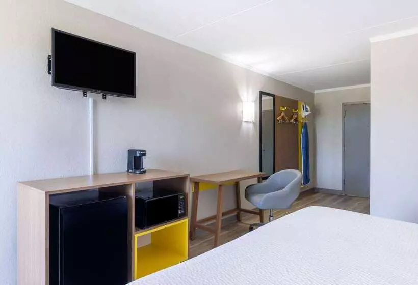 هتل Days Inn & Suites By Wyndham Fort Bragg/cross Creek Mall