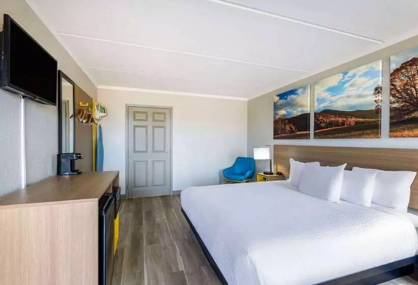 هتل Days Inn & Suites By Wyndham Fort Bragg/cross Creek Mall