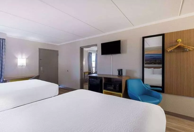 هتل Days Inn & Suites By Wyndham Fort Bragg/cross Creek Mall