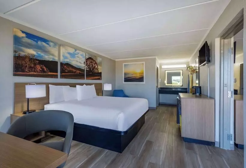 هتل Days Inn & Suites By Wyndham Fort Bragg/cross Creek Mall