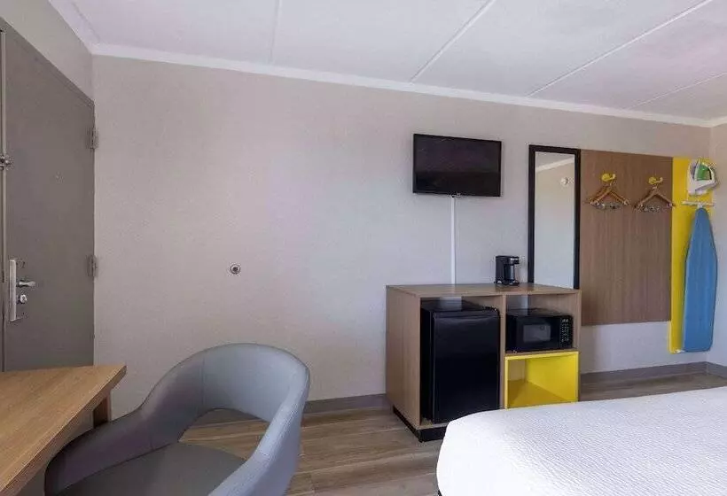 هتل Days Inn & Suites By Wyndham Fort Bragg/cross Creek Mall